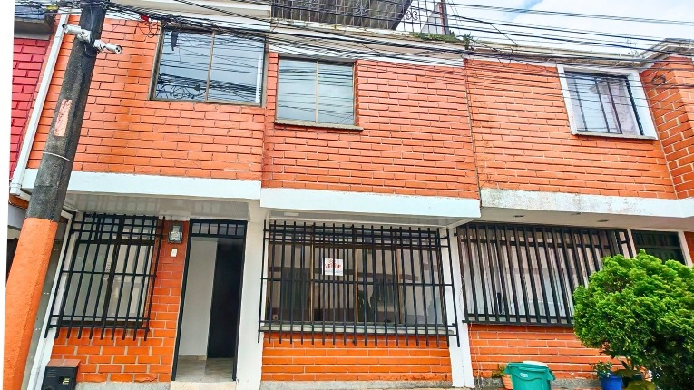 CASA DE 3 PISOS CON TERRAZA | astc